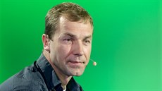 Akrobatický pilot Martin �onka v diskusním po�adu iDNES.tv Rozst�el.