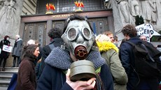 V únoru lidé protestovali před magistrátem proti smogu. 