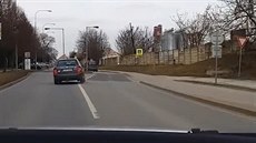 �idi� ují�d�l p�ed policisty, dvakrát vjel do protism�ru a na chodník
