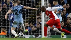 John Stones stílí gól v zápase Ligy mistr mezi Manchesterem City a Monakem.