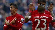 Robert Lewandowski (vlevo) z Bayernu Mnichov po proměněné penaltě v utkání s...