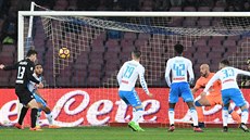 Mattia Caldera (vlevo) z Atalanty stílí branku na hiti Neapole v zápase...