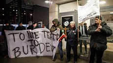 Protest proti he Kltwa ped varavským divadlem Teatr Powszechny (21. února...
