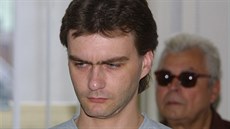 Duan Kazda obalovaný z vrady faráe v Dubu nad Moravou poslouchá rozsudek...