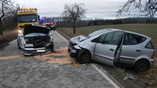 Dv auta se srazila u Netchovic v míst, kde stál autobus, který ásten sjel...