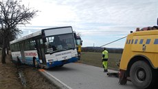 Dv auta se srazila u Netchovic v míst, kde stál autobus, který ásten sjel...