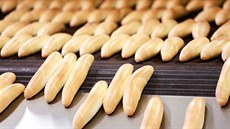 Výrobní linky rosické pekárny pečou čerstvý i balený chléb, rohlíky a veky pro...