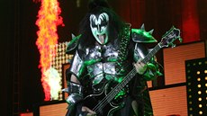 Gene Simmons na koncertu kapely Kiss v pražské O2 areně v roce 2013