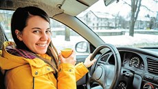 Káva do kelímku a jede se do práce!