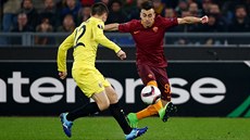 Stephan El Shaarawy z AS ím (vpravo) se snaí pejít pes Antonia Rukavinu z...