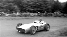 Juan Manuel Fangio na Nürburgringu v roce 1954 za volantem vozu Mercedes-Benz...