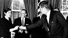 J.F. Kennedy po podpisu dodatku k americkému zákonu o léivech inspirovanému...