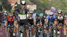 V CENTRU DNÍ. Mark Cavendish hovoí s novinái