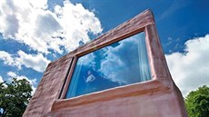 Větrání umožňují postranní ventilační úzká okna překrytá pěnou, hliníková okna...