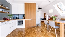 Kuchyská sestava nábytku je navrena na míru z drásané dubové dýhy v kombinaci...
