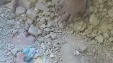 Pi bombových útocích v Sýrii, vytáhli dít ze sutin