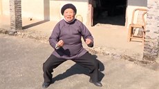 94 letá Kung Fu babika steí ínskou vesnici. Stala se hitem sociálních sítí