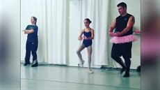 Tatínkové se pidali k dcerám na hodinu baletu