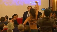 Nahá feministka vtrhla na tiskovou konferenci Le Penové