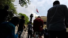 Ped severokorejskou ambasádou v Kuala Lumpuru se shromádili novinái (23....