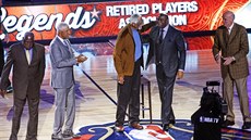 Legendy NBA spolu: zleva Willis Reed, Julius Erving, Bill Russell, Magic...