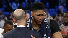 Anthony Davis ze Západu pijímá gratulaci za svj výkon v Utkání hvzd NBA od...