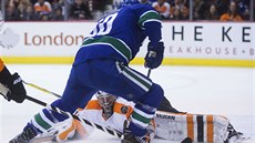 Michal Neuvirth háji branku Philadelphie ped Brendanem Gauncem z Vancouveru.