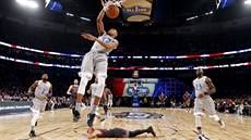 Janis Adetokunbo z týmu Východu smeuje v Utkání hvzd NBA. Stephen Curry ze...