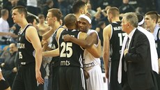 William Hatcher (v černém dresu) z Partizanu Bělehrad se objímá s Thaddusem...