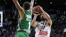 Sergio Llull z Realu Madrid st�ílí p�es Scottieho Wilbekina z Darüssafaky...