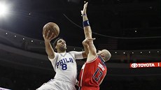 Jahlil Okafor (vlevo) z Philadelphie se prosazuje pes Marcina Gortata z...