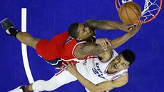 Bradley Beal (v erveném) z Washingtonu se tlaí do koe Philadelphie, brání ho...