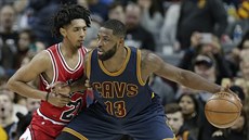 Tristan Thompson (vpravo) z Clevelandu se tlaí do Camerona Paynea z Chicaga.