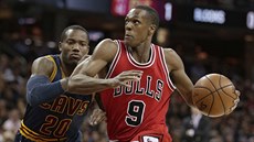 Rajon Rondo (vpravo) z Chicaga útoí na ko Clevelandu, brzdí ho Kay Felder.