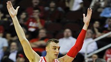 Sam Dekker z Houstonu nesouhlasí s rozhodím.