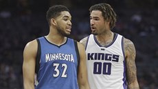 Karl-Anthony Towns (vlevo) z Minnesoty a Willie Cauley-Stein ze Sacramenta -...