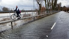 Silniái uzaveli cestu z Tebechovic pod Orebem do Krovic na Hradecku kvli...