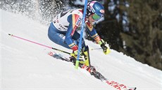 Americká lyaka Mikaela Shiffrinová na trati slalomu v kombinaci v Crans...