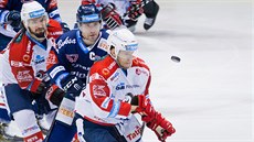 Momentka z duelu hokejistů Pardubic a Vítkovic (modrá)