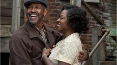 Denzel Washington a Viola Davisová ve filmu Fences