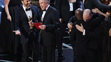 Moderátor Jimmy Kimmel a Warren Beatty si vysvtlují, jak dolo k omylu pi...