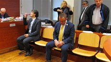 Na lavici dva ze �esti ob�alovaných - (zleva) Franti�ek Brázdil a Vladimír...