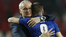 KOUČ A STŘELEC. Trenér Claudio Ranieri objímá po utkání v Seville útočníka...