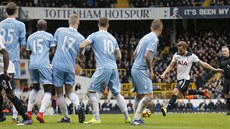 Harry Kane z Tottenhamu dává po pihrávce z volného kopu tetí gól do sít...