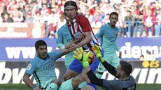 Gólman Jan Oblak z Atlétika Madrid chytá anci Luise Suáreze, útoníka...