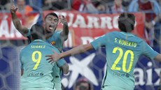 Rafinha z Barcelony slaví v objetí Luise Suáreze gól do sít Atlétika Madrid.