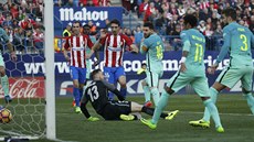 Lionel Messi z Barcelony dává vítzní gól v utkání na hiti Atlétika Madrid.