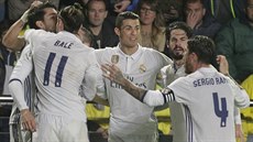 Fotbalisté Realu Madrid se radují z gólu na hiti Villarealu.