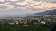 Palermo se nachází na severním pobeí Sicílie pi Tyrhénském moi, v níin...
