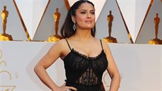 Salma Hayeková v atech znaky Alexander McQueen (Hollywood, 26. února 2017).